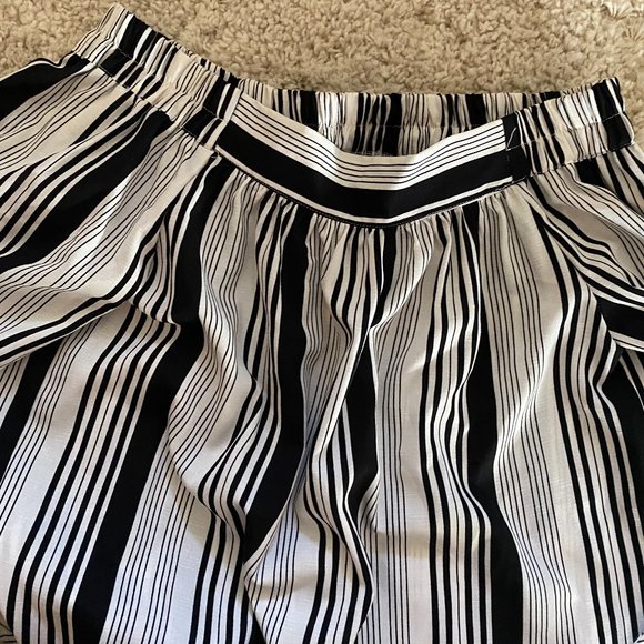 It Girl Black and White Off Shoulder Blouse NWT - Picture 4 of 9
